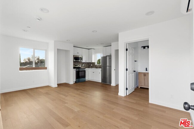 Foto del edificio - 15840 Chatsworth St