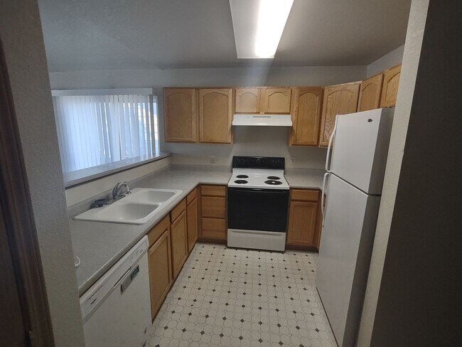 Foto del edificio - ALL PROSPECTIVE TENANTS MUST SUBMIT A $58 NON-REFUNDABLE APPLICATION FEE PER APPLICANT ONLINE AND...