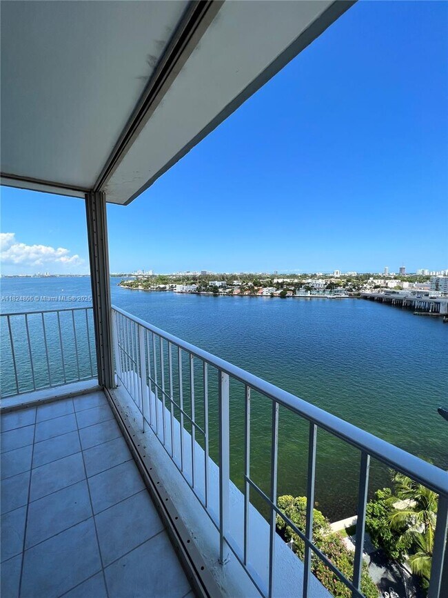 Foto del edificio - 1865 79th Street Causeway