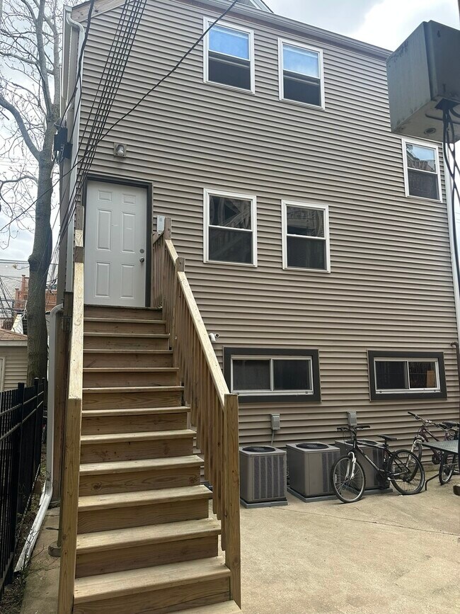 Building Photo - 3350 N Kenmore Ave