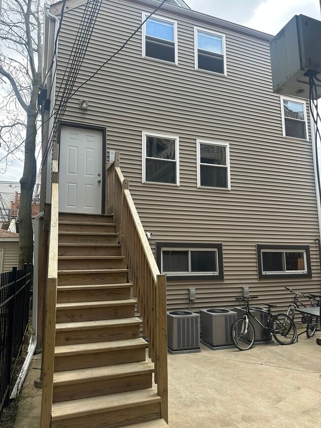 Building Photo - 3350 N Kenmore Ave