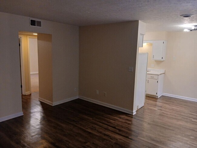 Foto del edificio - 8606 Standing Oak Dr