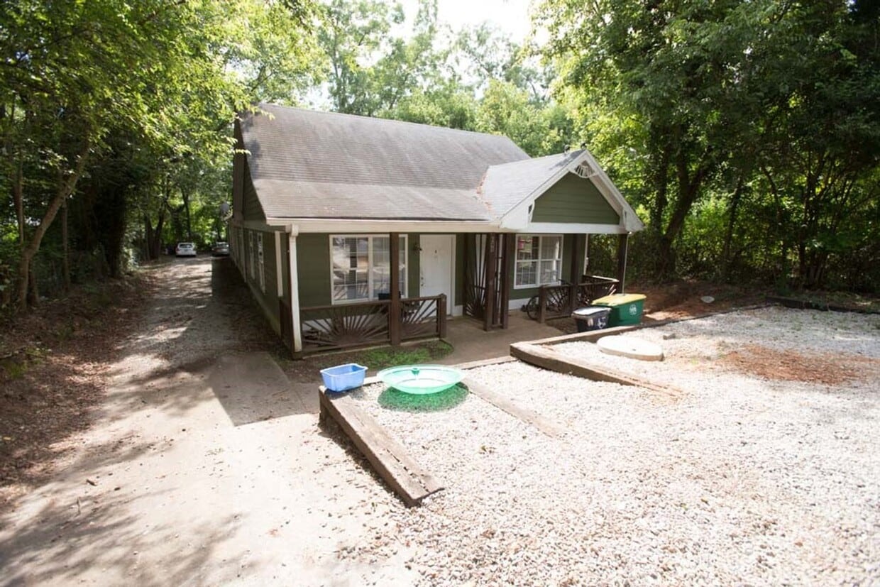 Building Photo - 4 BR/ 2 BA Duplex