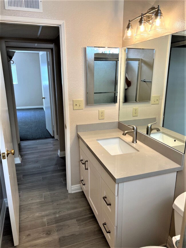 Foto del edificio - Recently Remodeled Unit 461 E Providencia Ave
