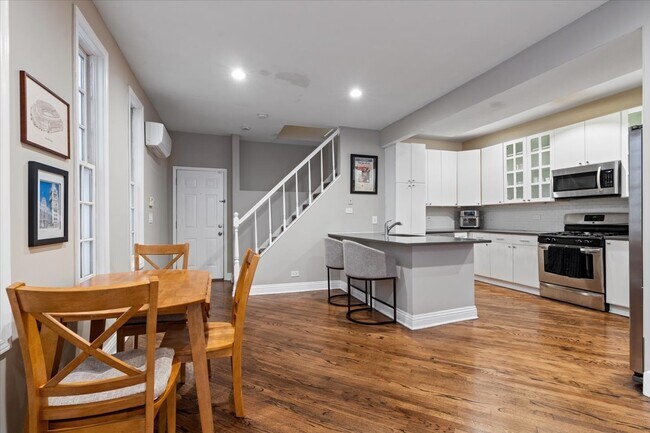 Foto del edificio - 2553 N Southport Ave