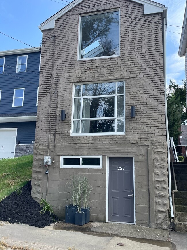Building Photo - 227 Wilbert St