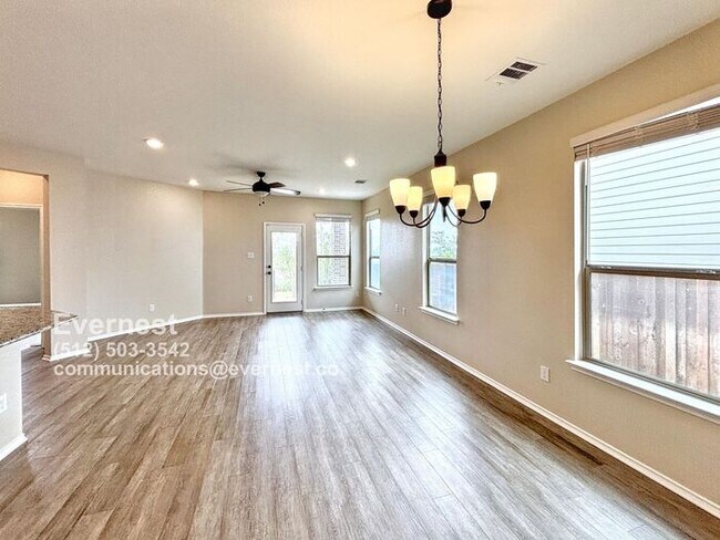 Foto del edificio - Beautiful 3-Bedroom Home with Fenced Yard ...