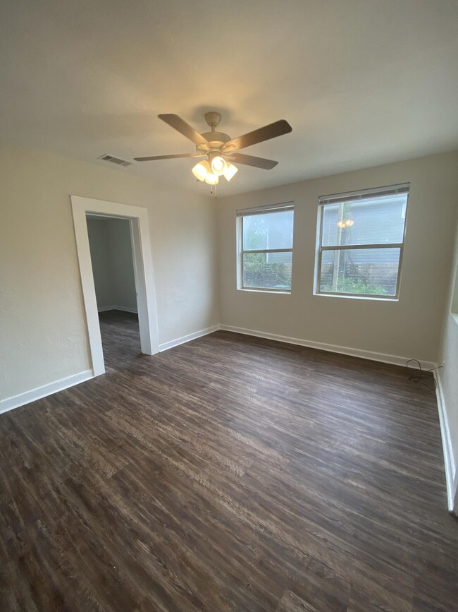 Foto del edificio - 1221 N Duval St