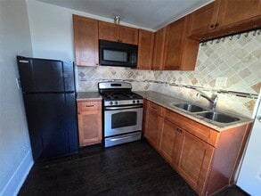 Building Photo - 302 N 71st St