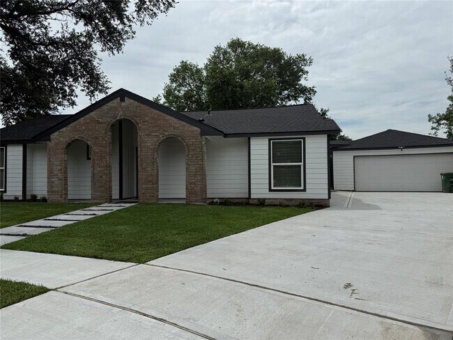 Foto del edificio - 7026 Hidden Arbor Ln