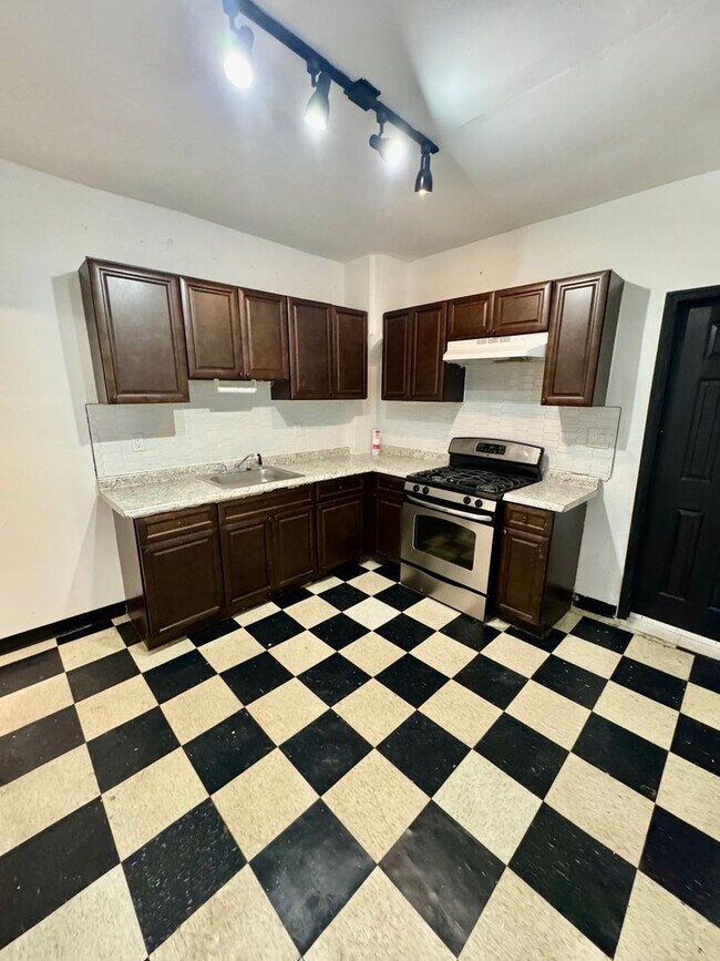 Building Photo - 3 Bedroom Home Available Now