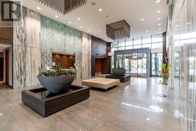 Photo du bâtiment - 215 Sherway Gardens Rd