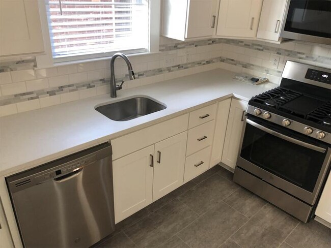 Foto del edificio - 5710 Woodmont St
