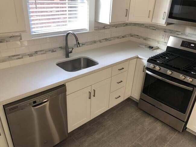 Foto del edificio - 5710 Woodmont St