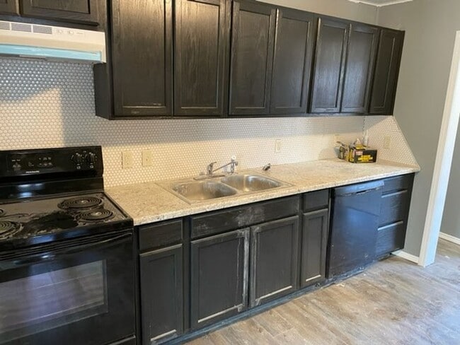 Building Photo - Newly Renovated 3 Bedroom 1 Bath House wit...