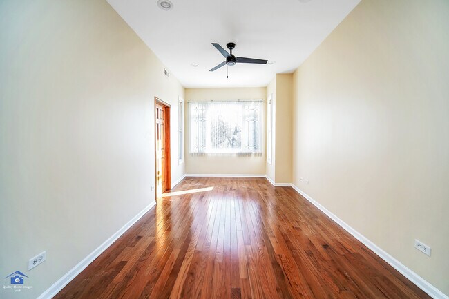 Foto del edificio - 2028 N Hamlin Ave