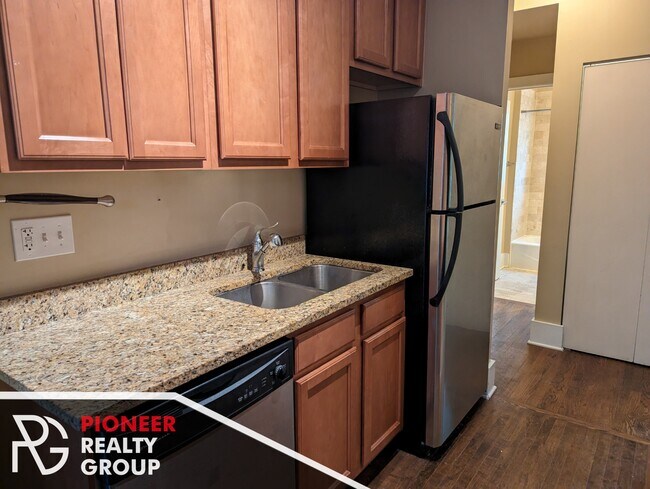 Building Photo - 1847 W Cornelia Ave