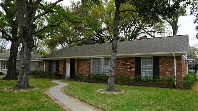 Foto del edificio - 1826 Chimney Rock Rd