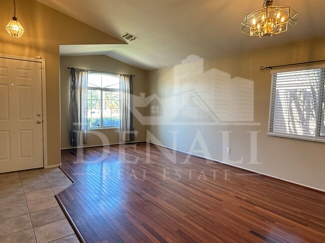 Building Photo - 923 E Monterey St