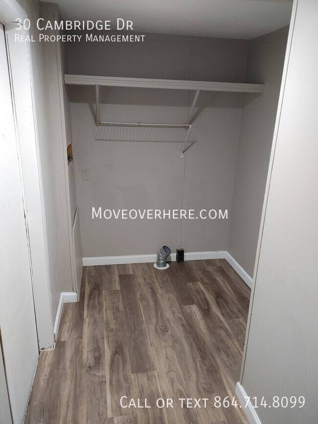 Foto del edificio - 30 Cambridge Dr