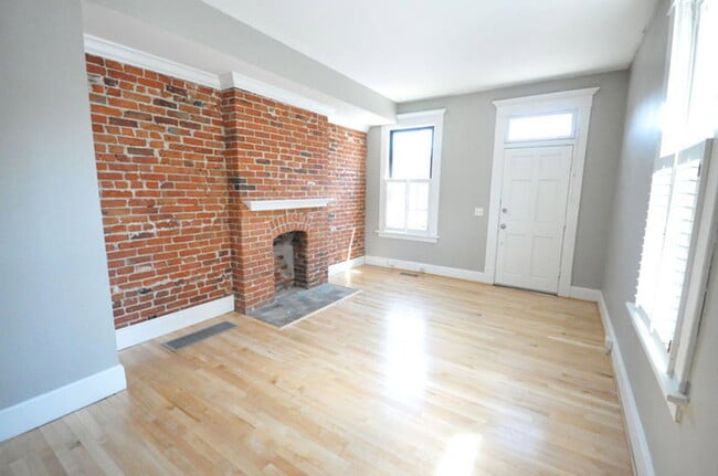 Building Photo - 495 S Lazelle St