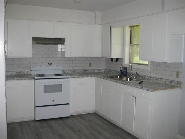 Building Photo - 603 W Church St