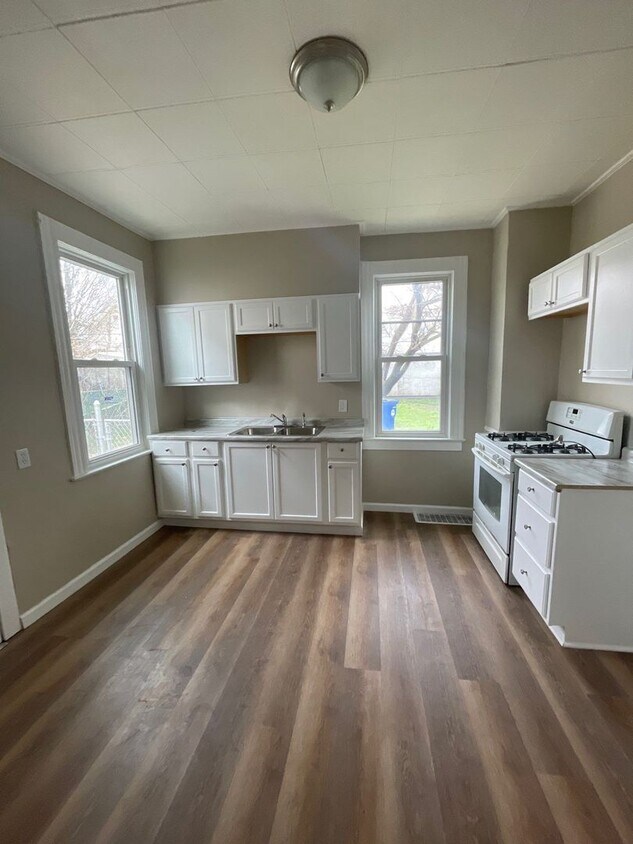 Primary Photo - Spacious Beautiful 3 bed 1.5 bath Single F...
