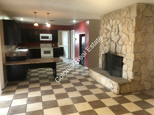 Building Photo - Spacious 3 bed 2 bath house for rent