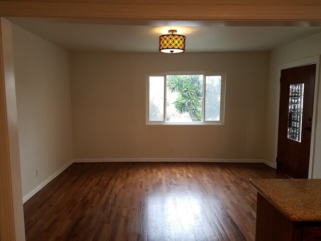 Building Photo - 2102 S Palm Grove Ave