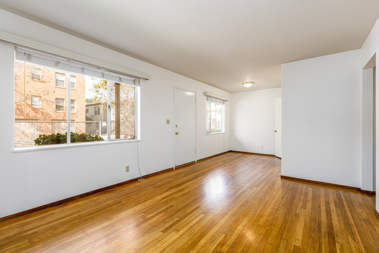 Dining area - 3800 Shafter Ave