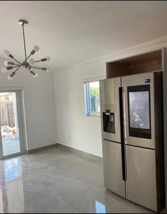 Foto del edificio - 2667 W 70th Pl