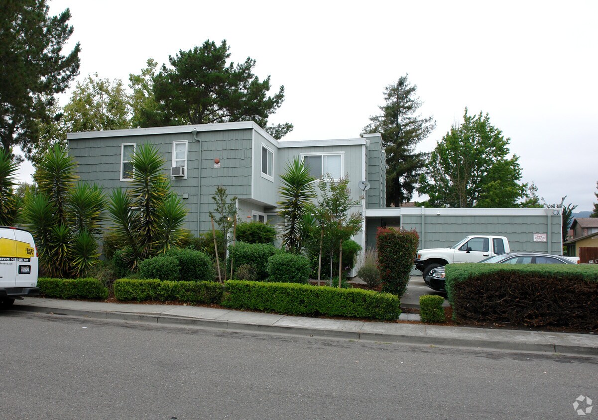 Building Photo - 900 Civic Center Dr
