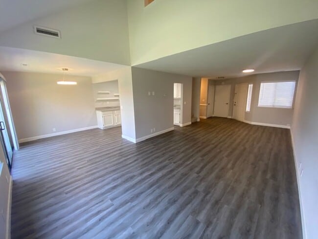 Building Photo - 434 Creekside Ln