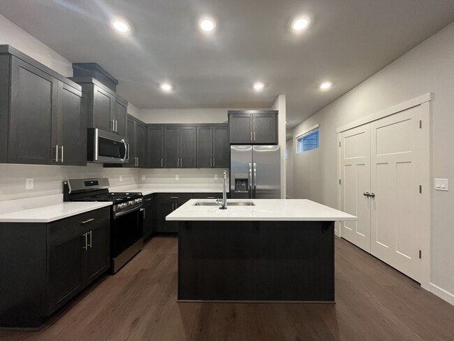 Building Photo - Exceptional 3-Bedroom Modern Home with Island Kitchen, Spacious Living, and Attached Garage