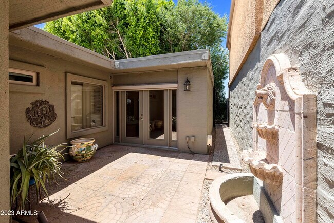 Foto del edificio - 7770 Camelback Rd