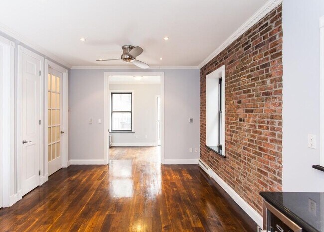 Foto del edificio - 434 W 52nd St