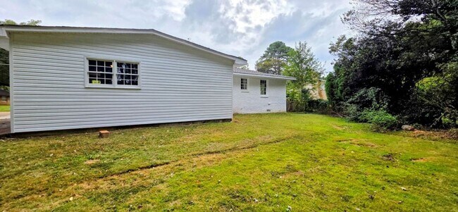 Building Photo - Large Family Home - Move In Ready!