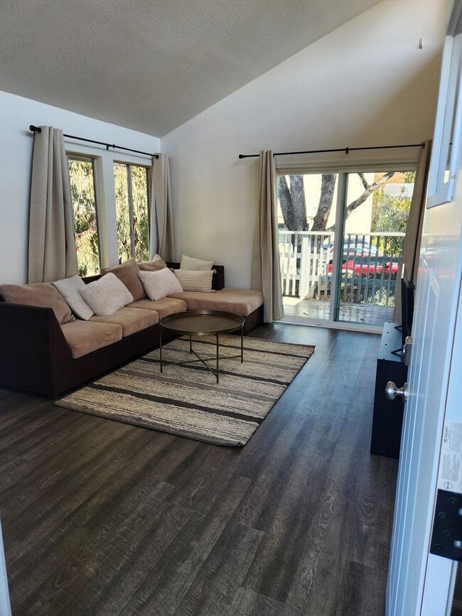 Building Photo - 3bd/1ba Updated Home off S Higuera