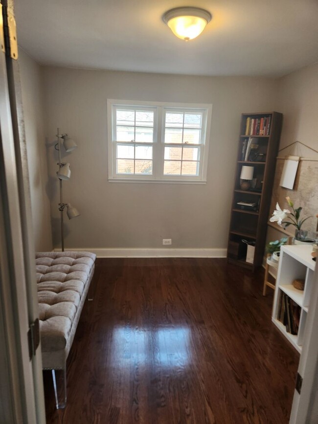 Building Photo - Charming 4BR Townhome in Chicago