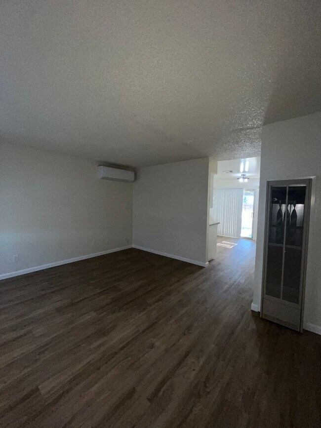 Foto del edificio - Recently remodeled home! Just listed!