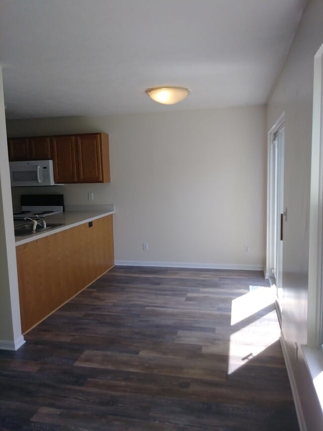 Building Photo - 635 Renker Rd
