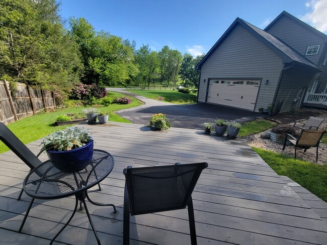 Building Photo - 144 Golf Course Rd