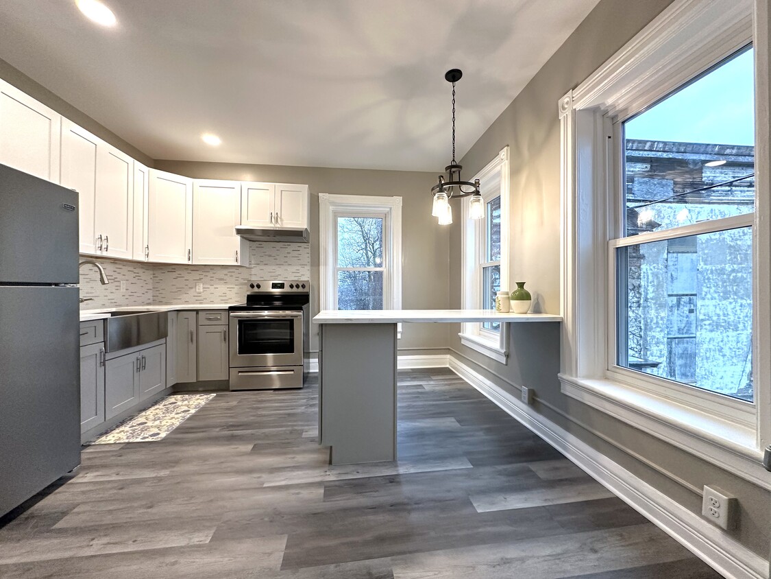 Primary Photo - 152 Grand St