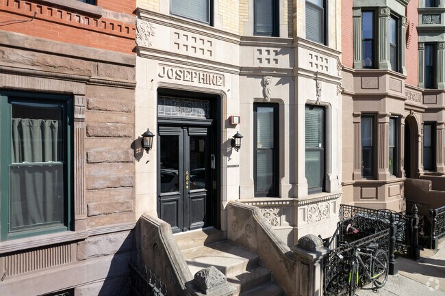 Entrance - 815 Washington St