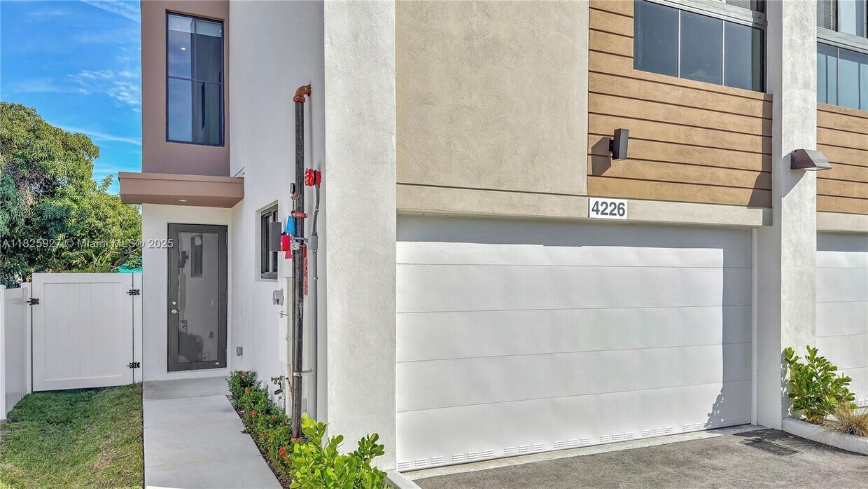 Foto principal - 4226 NE 7th Terrace