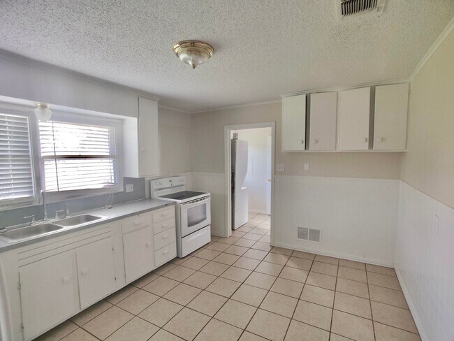 Foto del edificio - COMING AUGUST 2025 - Cute 3-Bedroom Home i...