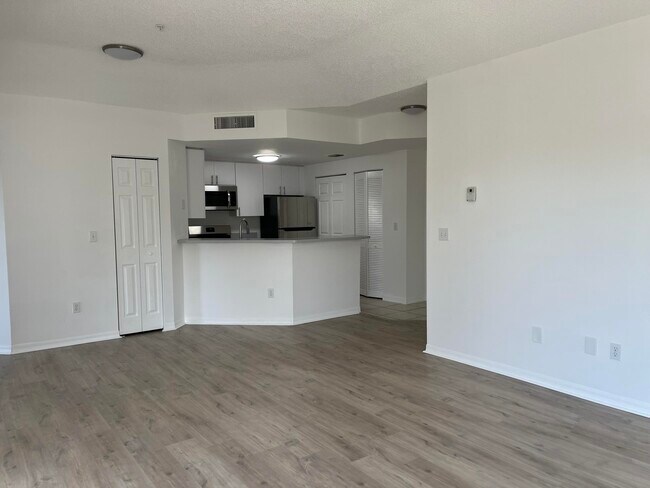 Building Photo - 5024 Lantana Rd