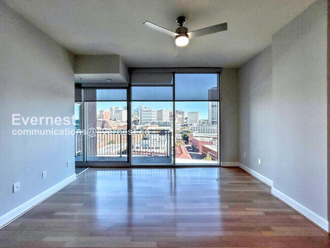 Foto del edificio - Modern Downtown Richmond 1BR Condo with In-Unit Laundry / Pet- Friendly /  Available Now!