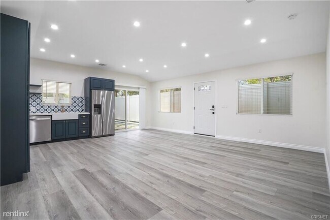 Foto del edificio - 3 br, 2 bath House - 8653 Balcom Avenue