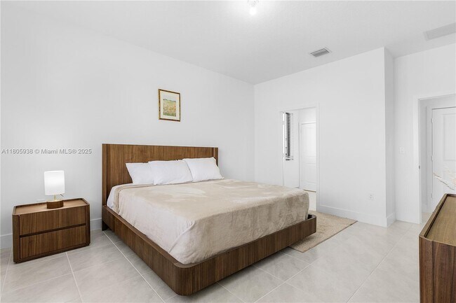 Building Photo - 5061 Penella Ave